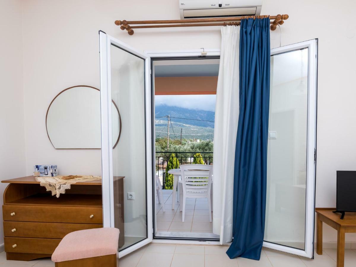 Apartments Thekla Karavádhos Екстериор снимка