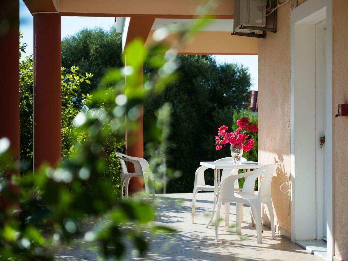 Apartments Thekla Karavádhos Екстериор снимка